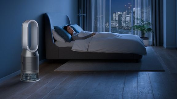 Frau schläft friedlich mit Dyson Luftbefeuchter in ihrem Zimmer