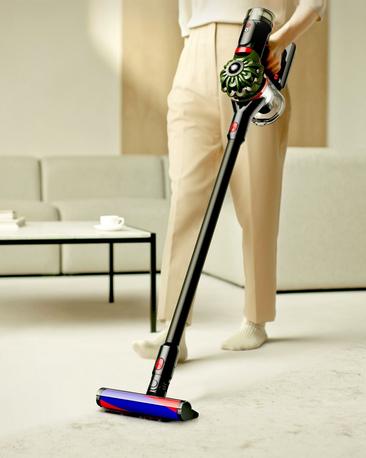 L’aspirapolvere senza filo Dyson V8 Cyclone viene utilizzato con la testina di pulizia Fluffy per pulire la casa.