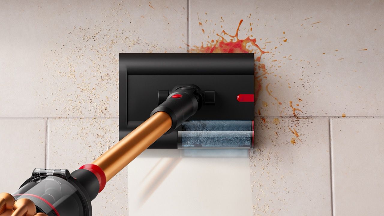 La tête de nettoyage à rouleau humide Dyson Submarine nettoie les éclaboussures sur les sols durs.