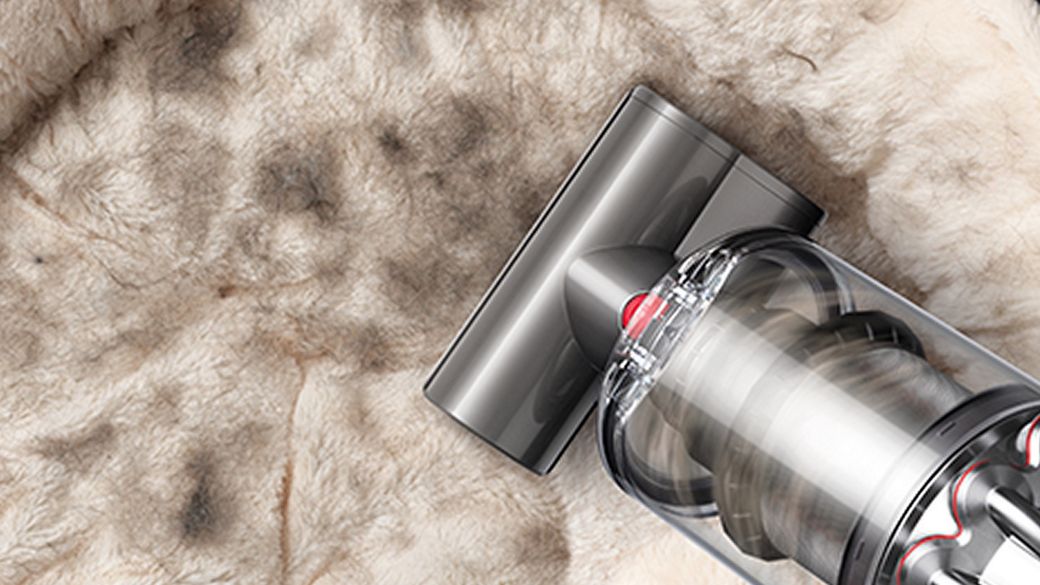 Juhtmeta tolmuimeja Dyson V12 Detect Slim, mida kasutatakse vaipade ja lemmikloomaasemete puhastamiseks.