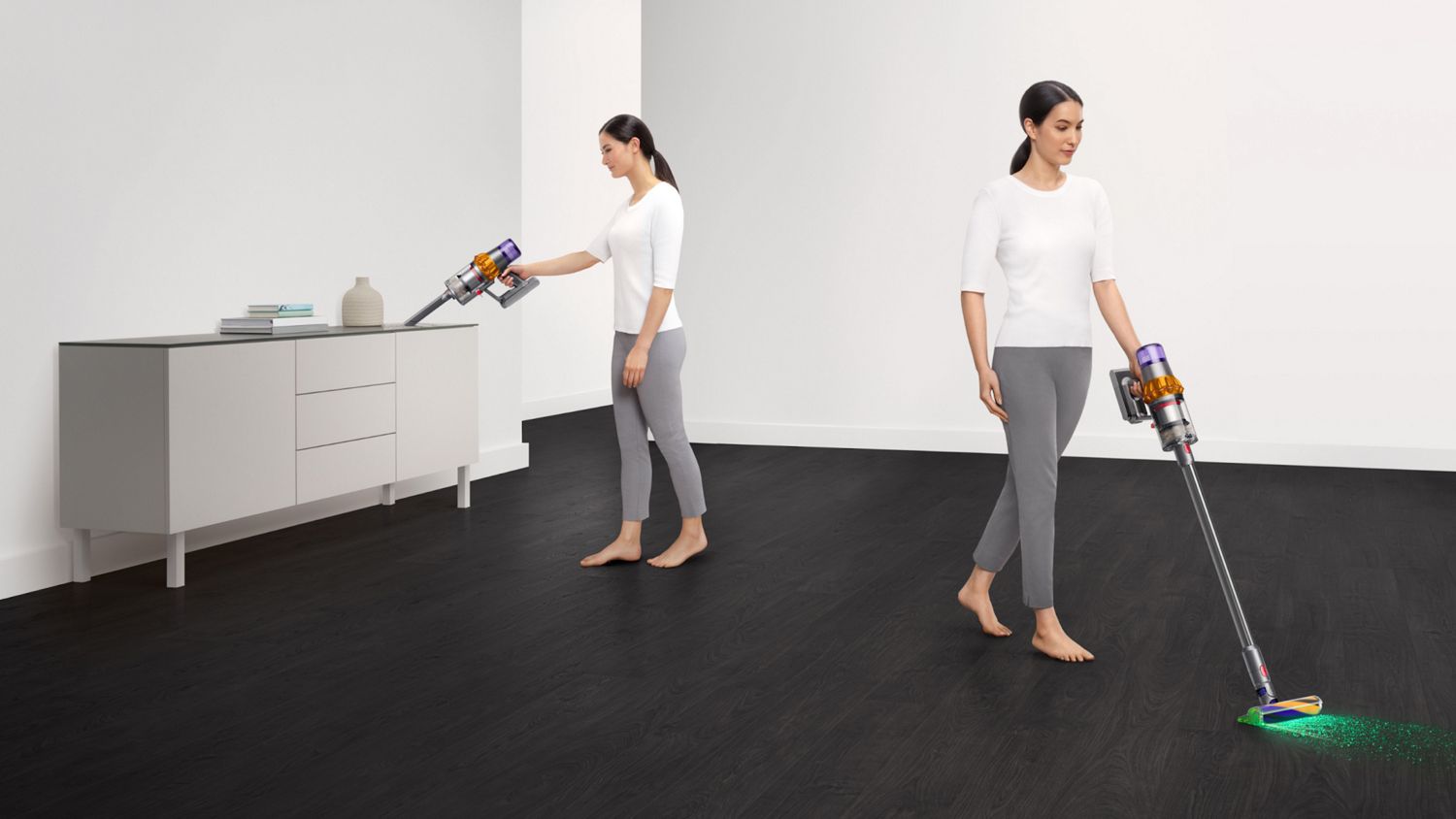 Het hele huis wordt schoongemaakt met de Dyson V15 Detect stofzuiger.