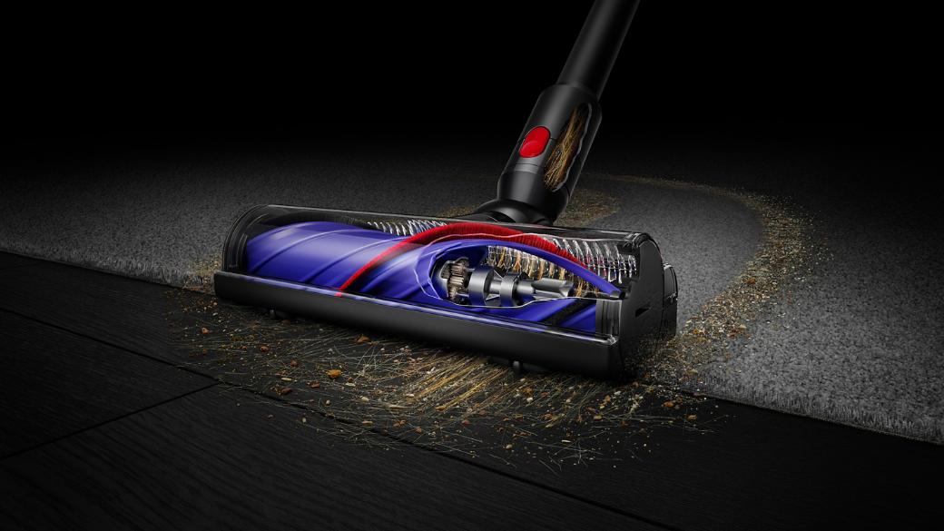 „Dyson Motorbar“ valymo šepetys išvalo nešvarumus tarp kilimo ir kietosios grindų dangos.