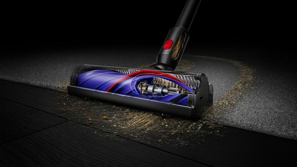 „Dyson Motorbar“ valymo šepetys išvalo nešvarumus tarp kilimo ir kietosios grindų dangos.