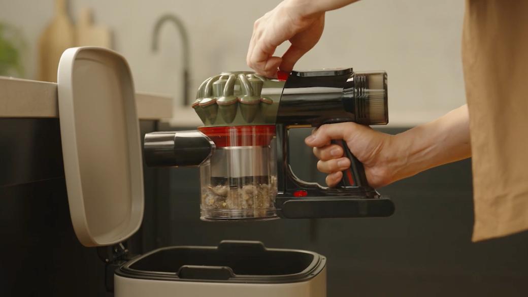 „Dyson V8 Cyclone“ dulkių siurblys ištuštinamas į šiukšlių talpyklą.