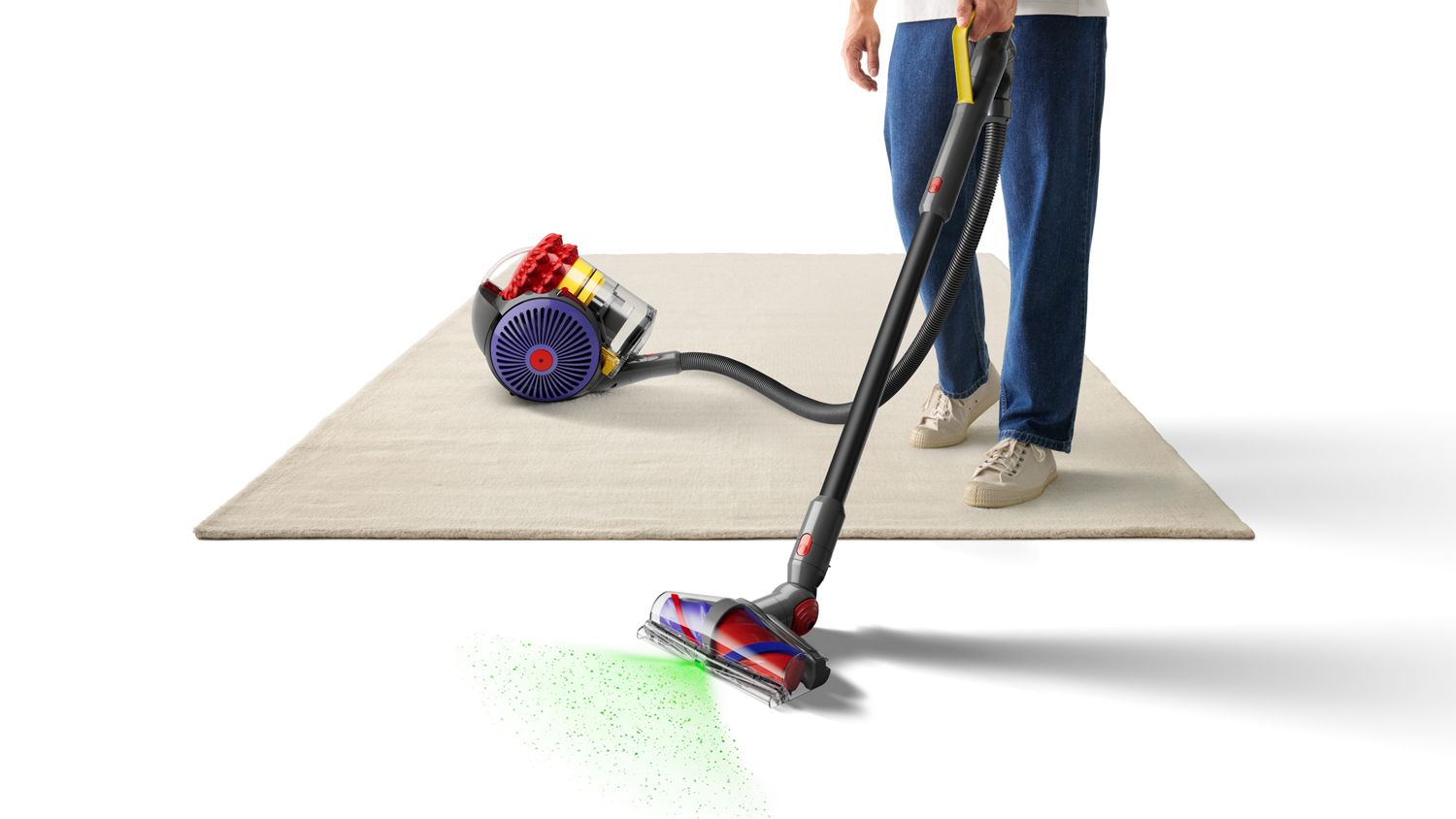 Dyson Big Ball Konical poseløs støvsuger i bruk til rengjøring rundt om i hjemmet.