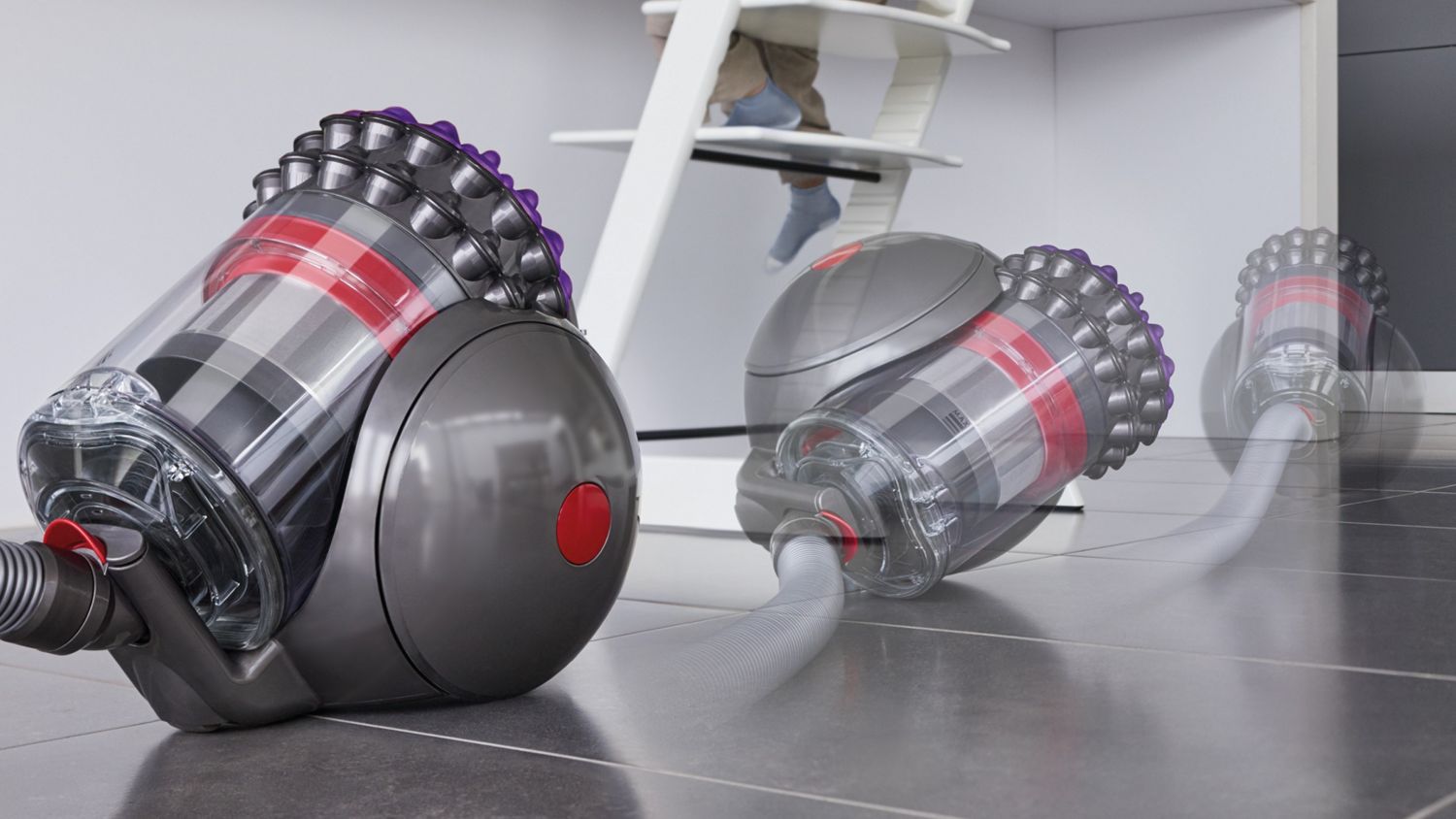 Dyson Big Ball Staubsauger mit Selbstaufrichtungsfunktion neben einer Arbeitsplatte in einer Küche.