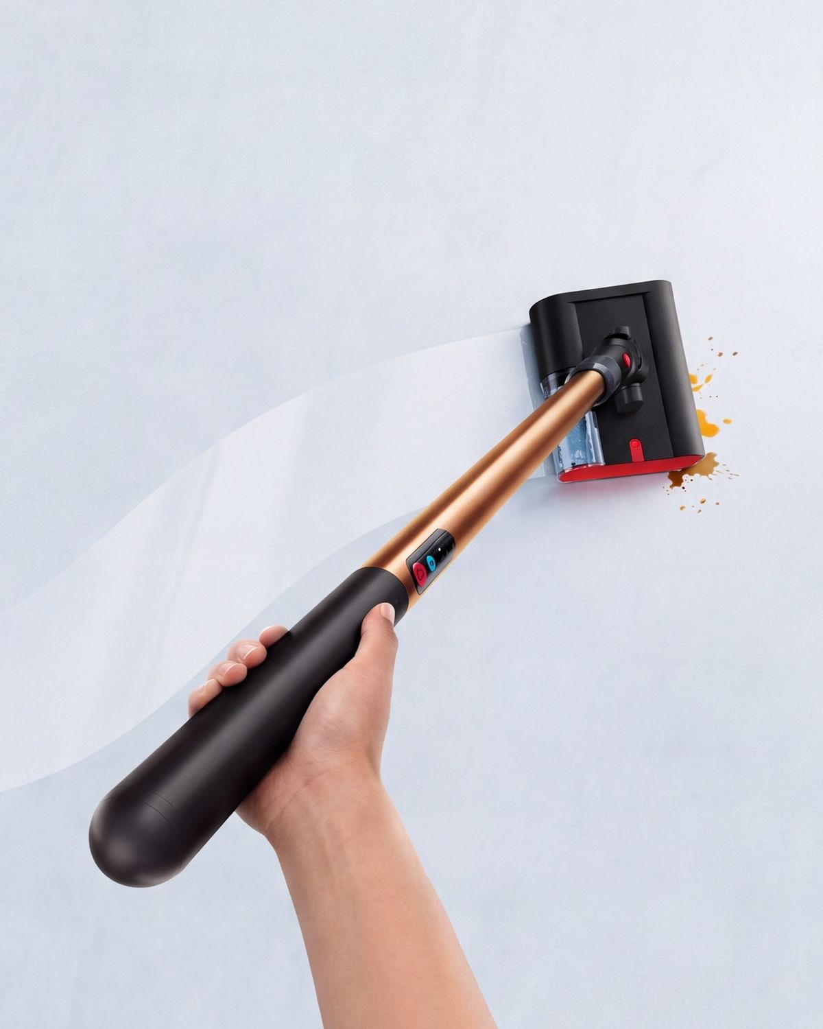 Dyson PencilWash flyttas i en slalomrörelse.