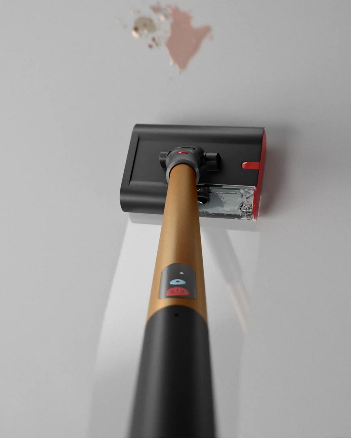Dyson PencilWash våtdammsugare används för att städa upp spill från ett hårt golv.
