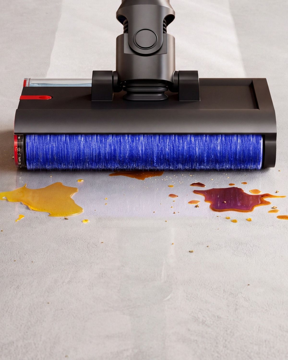 Närbild av Dyson PencilWash-munstycket när det städar upp spill.