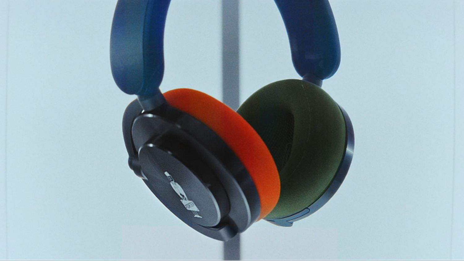 PORTERとのコラボによる限定モデルDyson OnTracヘッドホン。