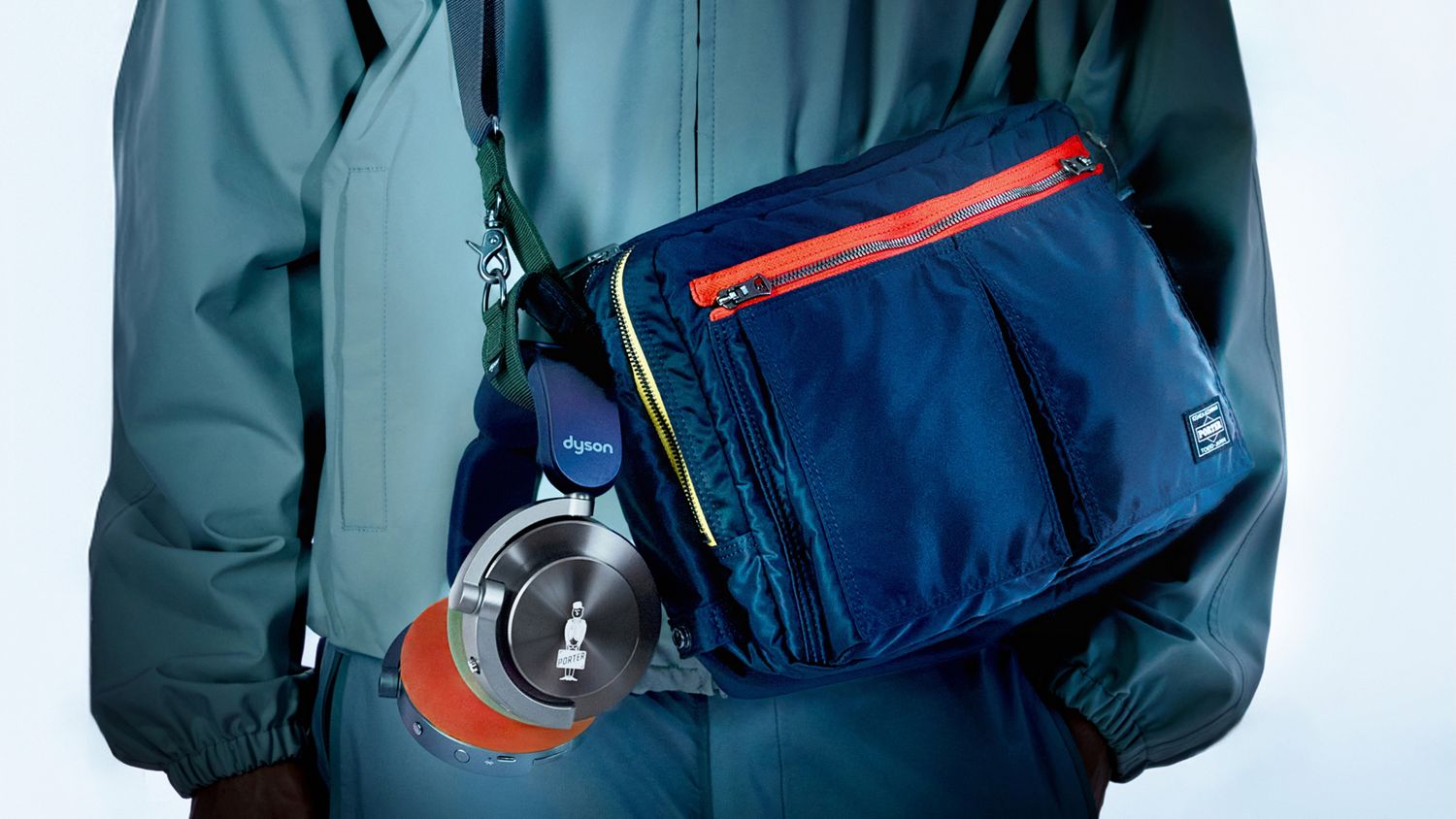 Dyson OnTracとPORTERのカスタムショルダーバッグを紹介するモデル。バッグの専用ホルダーにOnTracヘッドホンを収納。