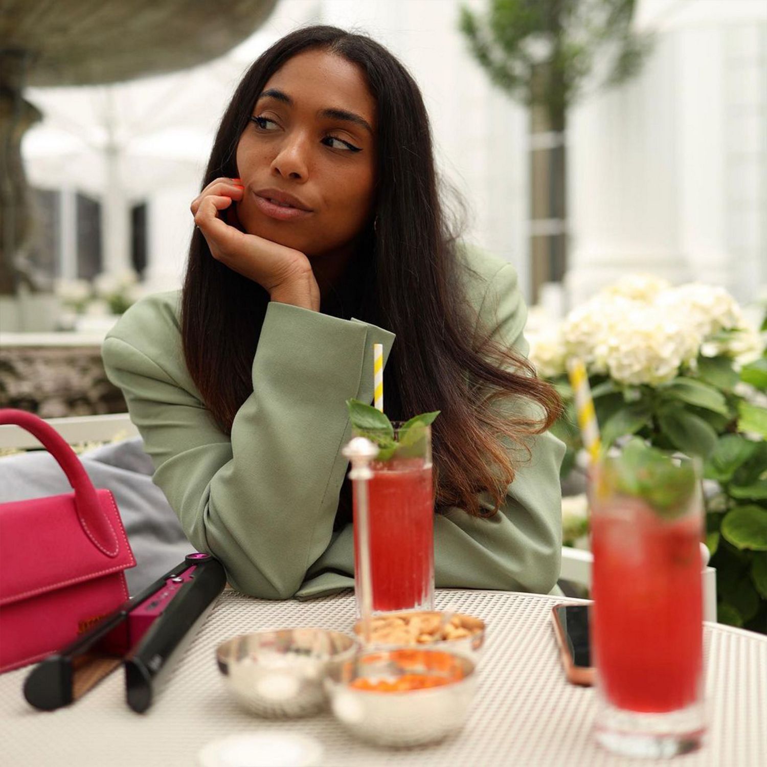 Una persona si passa le mani tra i capelli dopo lo styling con l’asciugacapelli Dyson Supersonic.