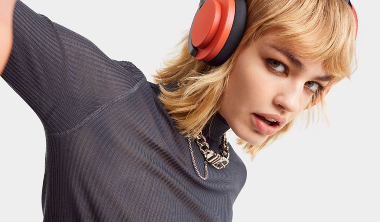 Mannequin portant le casque Bluetooth Dyson OnTrac