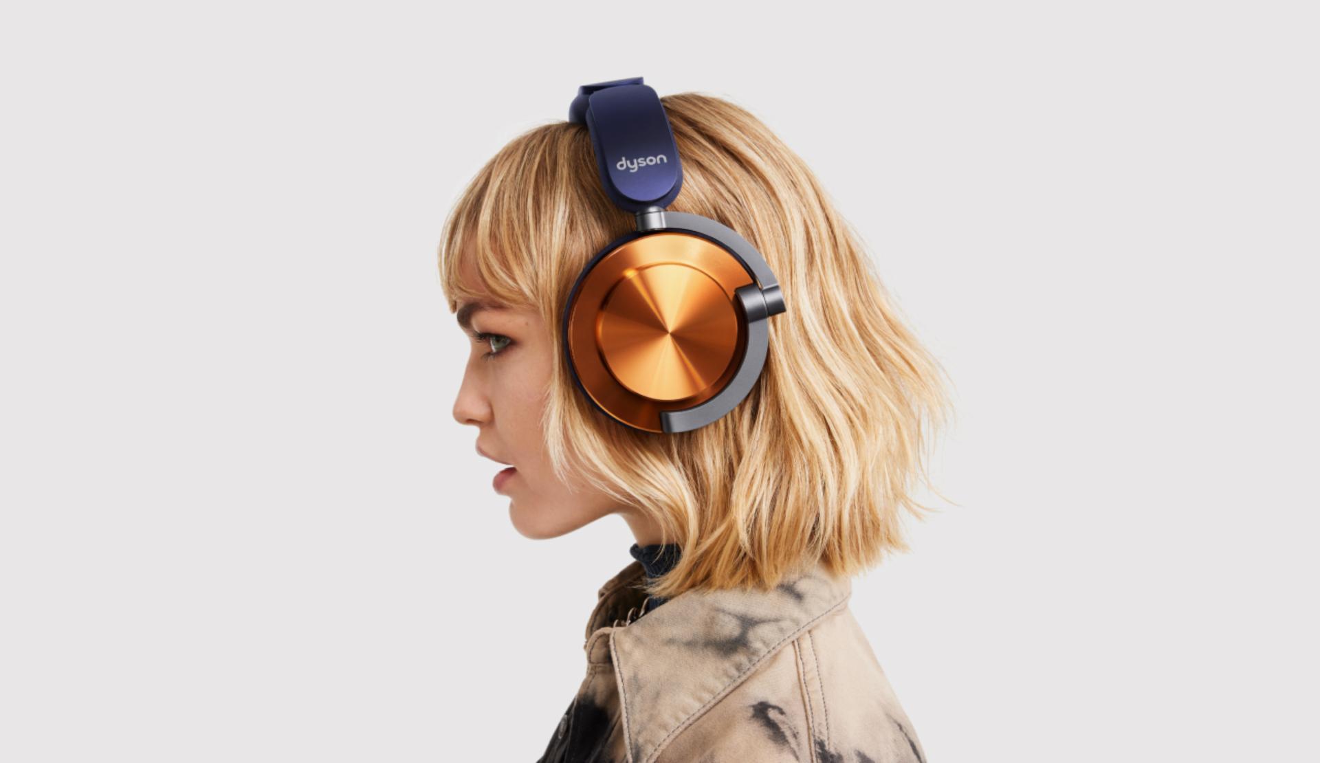 Modela z słuchawkami Dyson Ontrac na głowie