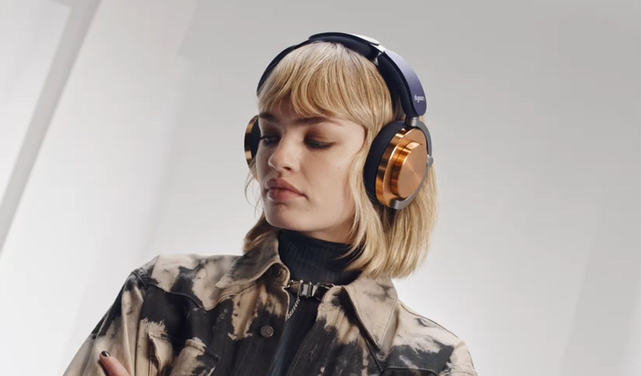 Un mannequin  portant son casque à réduction de bruit Dyson OnTrac.