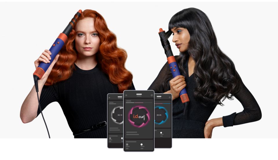 Zwei Models nutzen den Airwrap Multi-Haarstyler mit dem Lockenaufsatz und dem Coanda-Trocknungsaufsatz