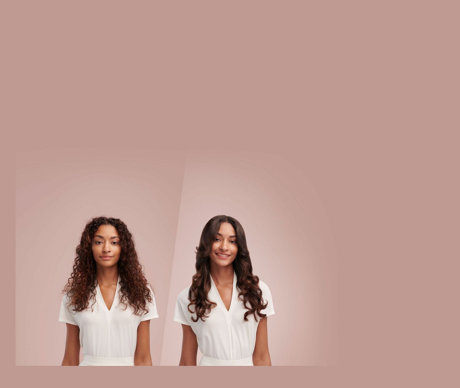 Mannequin qui se coiffe avec un Dyson Airwrap