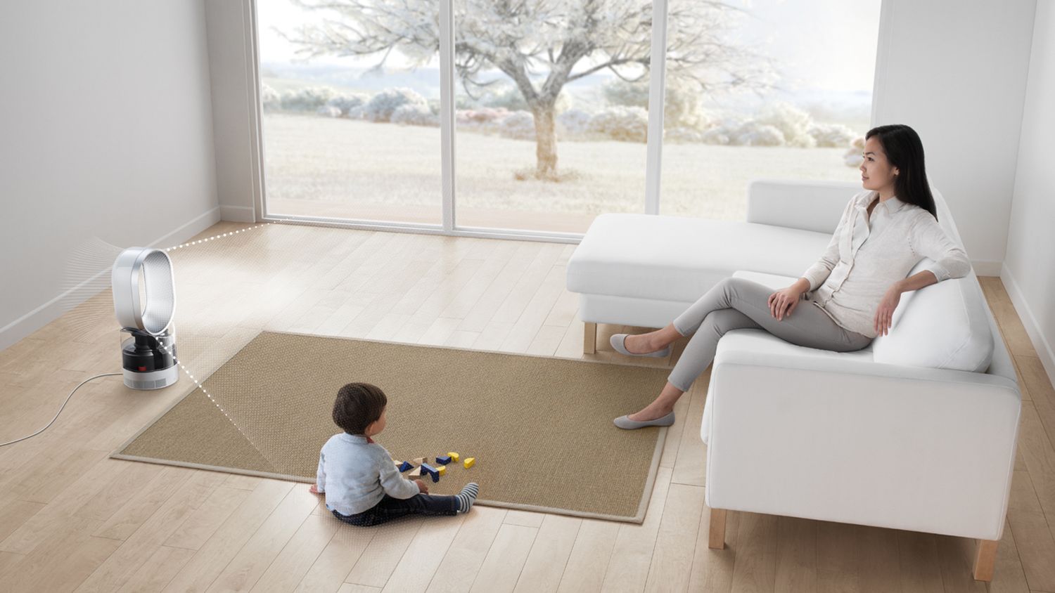 Femme et enfant assis devant un humidificateur Dyson.