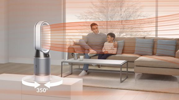 Un homme et un enfant se détendent pendant qu’un purificateur Dyson Hot + Cool réchauffe l’air ambiant. 