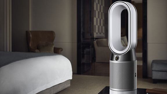 Purificateur Dyson Hot + Cool posé sur une table.