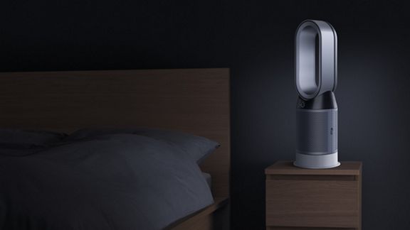Purificateur Dyson Hot + Cool posé sur une table pendant la nuit. 