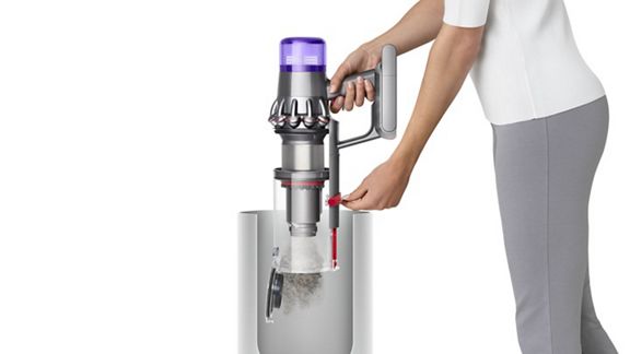 Vidage du collecteur de l’aspirateur sans fil Dyson V11 Torque Drive dans une poubelle.