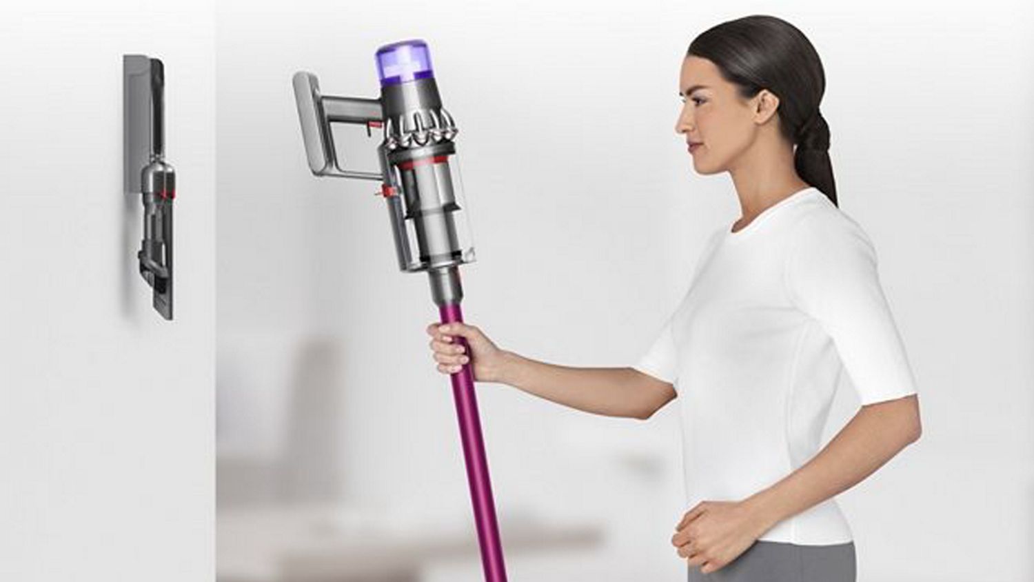 Aspirateur sans fil Dyson V11 Torque Drive que l’on retire de sa station d’accueil.