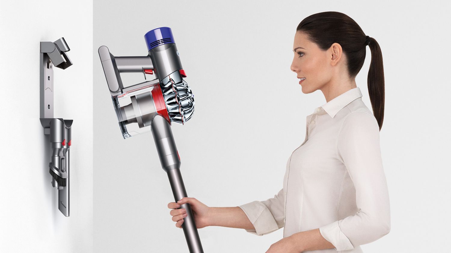 Aspirateur sans fil Dyson V7 Motorhead que l’on pose sur sa station de recharge.
