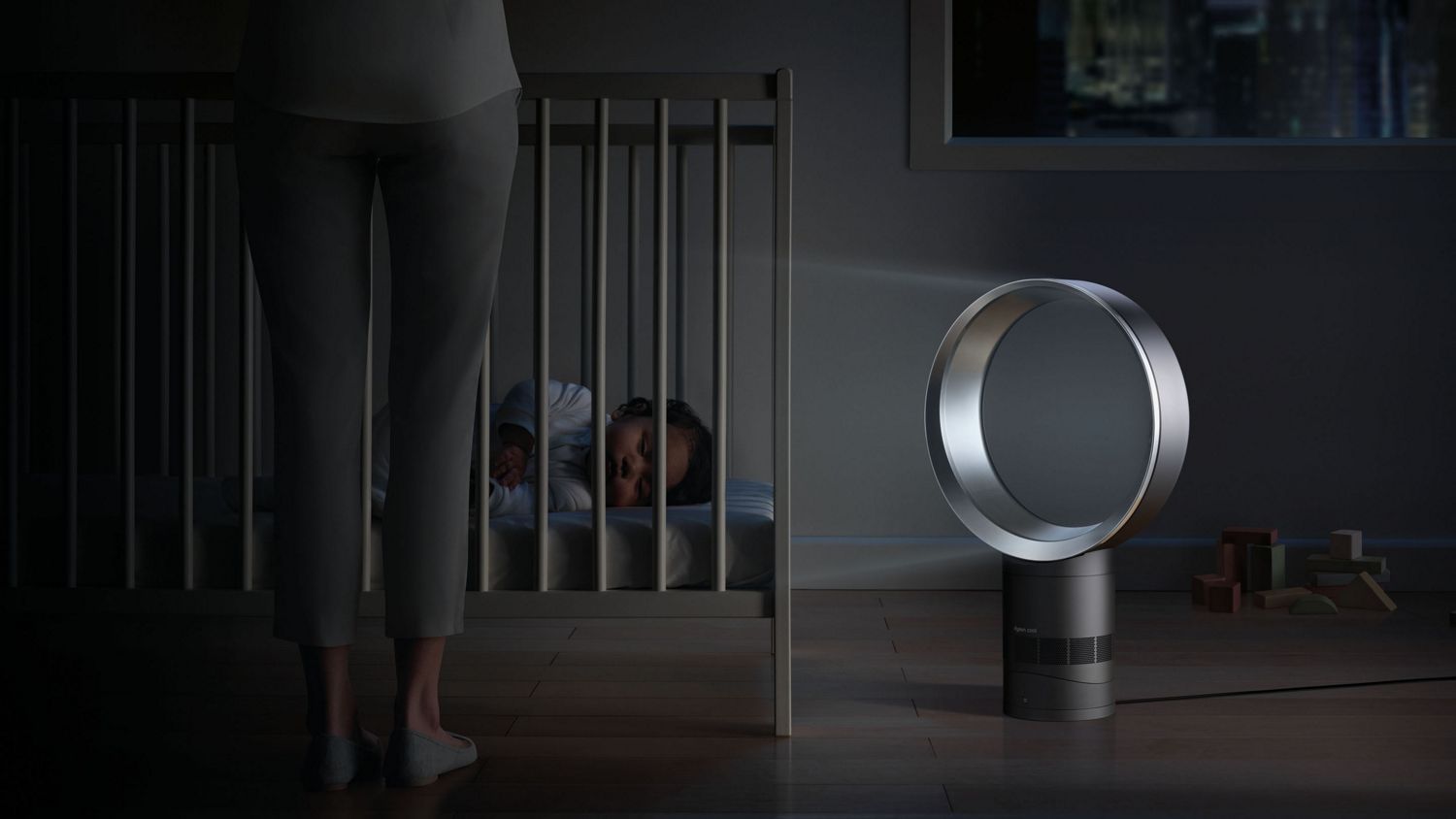 Un Dyson Cool placé en face d’une femme en train de se détendre sur un canapé.