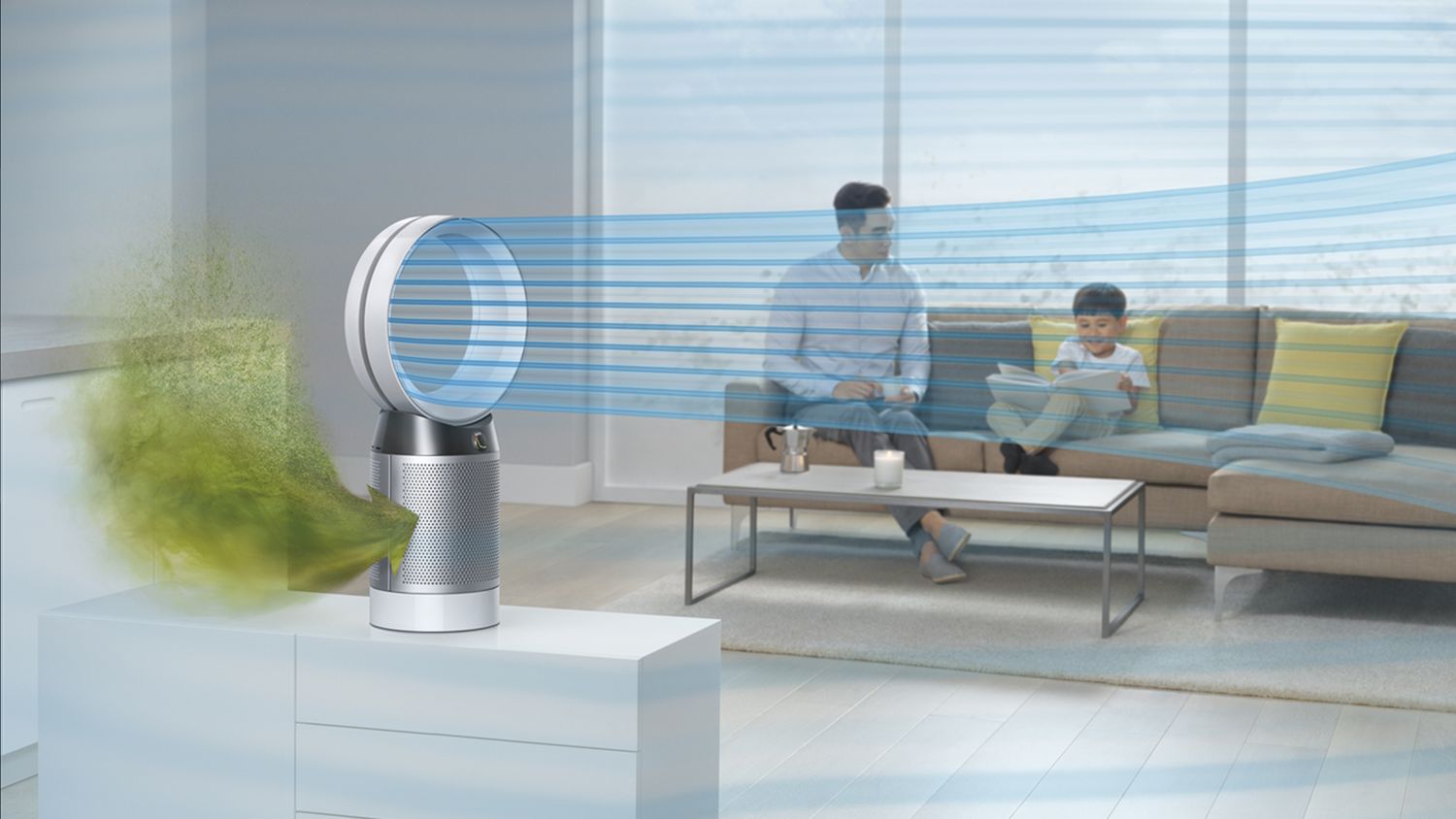 Verschmutzte Luft wird in den Dyson Pure Cool™ Luftreiniger gezogen und ein gereinigter Luftstrom wird im Raum verteilt. Im Hintergrund sitzt ein Mann, der einem kleinen Kind etwas vorliest. 