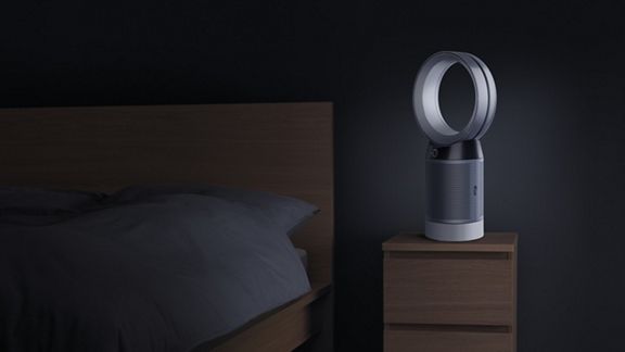 Ein Dyson Pure Cool Cool™ Luftreiniger steht auf einem Nachttisch. 
