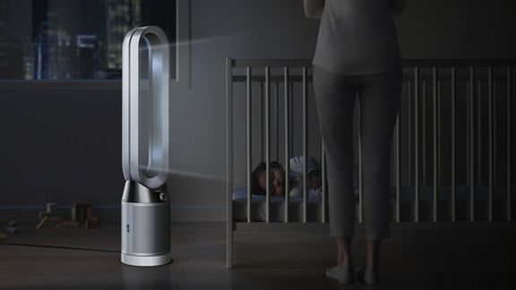 Der Pure Cool™ Luftreiniger in einem abgedunkelten Kinderzimmer, während im Hintergrund ein Baby schläft. 