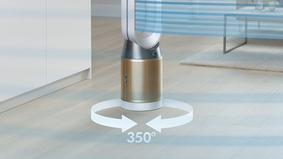 Un utente che tiene in mano l'app Dyson Link per controllare il suo purificatore ventilatore Dyson Pure Cool Cryptomic