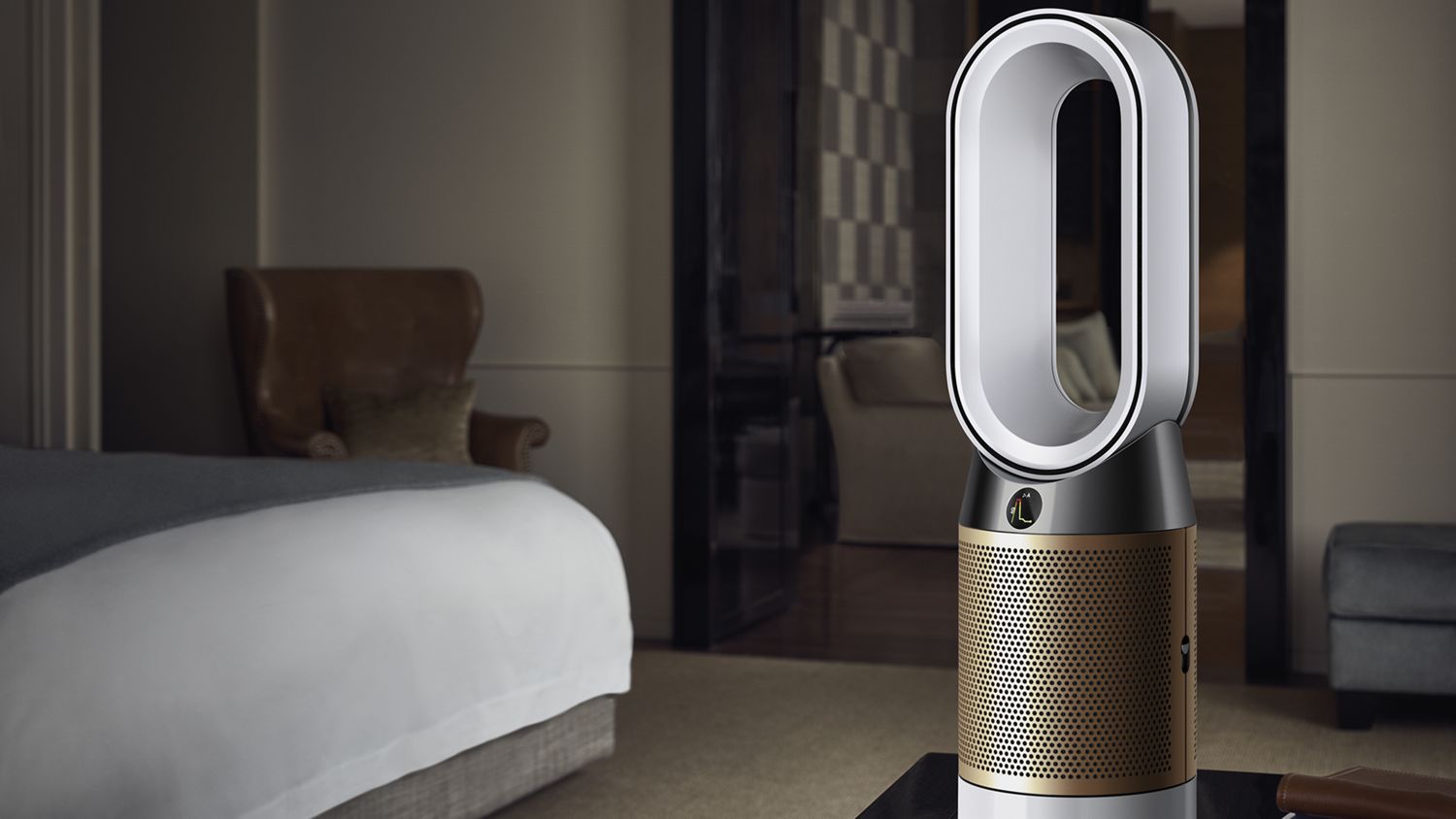 Ein Dyson Pure Hot+Cool Cryptomic™ Luftreiniger mit Heizfunktion in einem Schlafzimmer. 