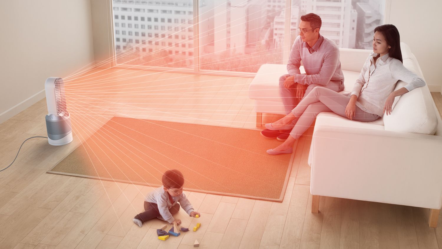 Der Dyson Pure Cool™ Luftreiniger in der Mitte eines Wohnzimmers einer Familie, während ein Kind spielt. Die roten Luftströme, die aus dem Luftring austreten, stellen die Verteilung warmer, gereinigter Luft im ganzen Raum dar. 