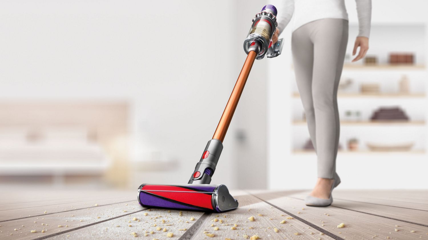 Frau verwendet den Dyson V10™ Absolute Pro kabellosen Staubsauger, um einen Hartboden zu reinigen.