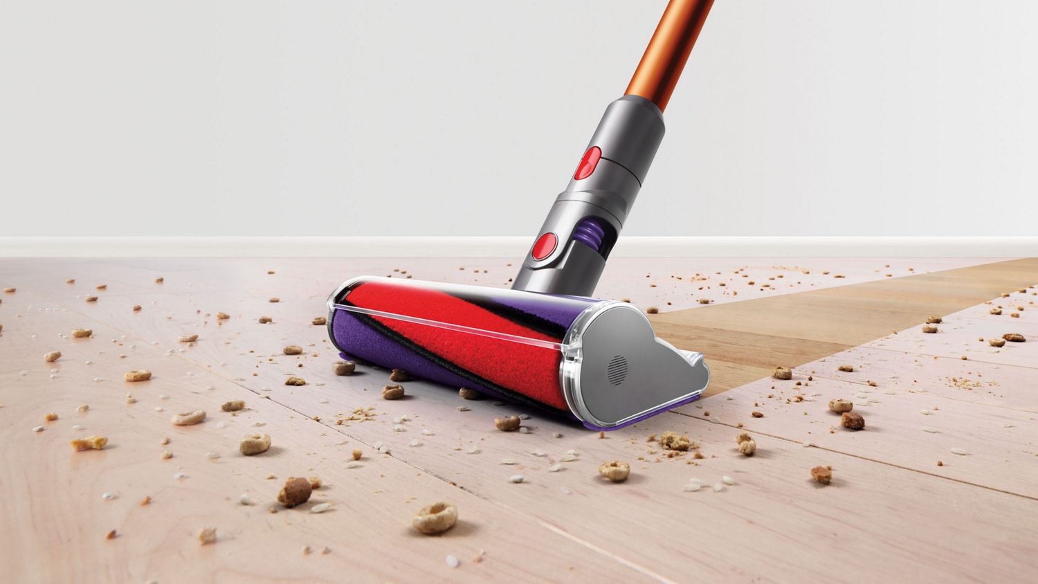 Dyson V10™ Absolute Pro kabelloser Staubsauger entfernt Schmutz von einem Teppichboden.