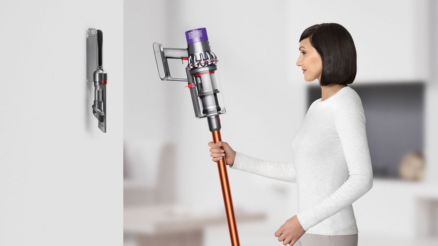 Dyson V10™ Absolute Pro kabelloser Staubsauger wird an die Ladestation angeschlossen.