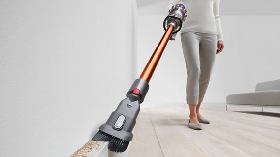 Aspirador sem fios Dyson V10 Absolute recolhe detritos de zonas de difícil acesso.