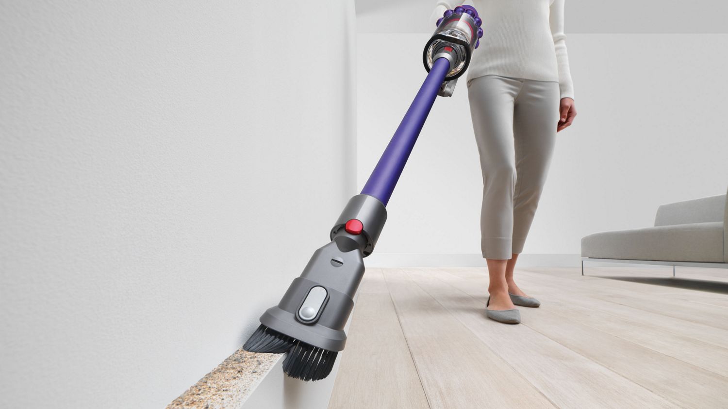 Aspirateur sans fil Dyson V10 Animal utilisé pour ramasser les débris dans les zones difficiles d'accès.