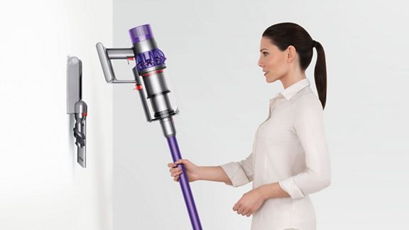 Dyson V10™ Animal kabelloser Staubsauger wird an die Ladestation angeschlossen.