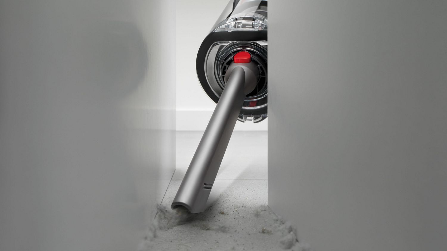 Aspirador sem fios Dyson V10 Total Clean em modo de mão limpa a sujidade dos estofos.