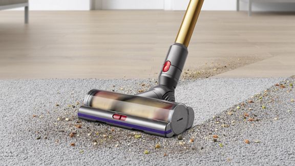 Aspirapolvere senza filo Dyson V11 Absolute Extra + che raccoglie lo sporco da un tappeto