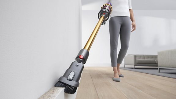 L’aspirateur sans fil Dyson V11 Absolute Pro utilisé pour ramasser les débris dans des zones difficiles d’accès.