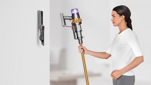 L’aspirateur sans fil Dyson V11 Absolute Pro placé sur sa station de chargement.