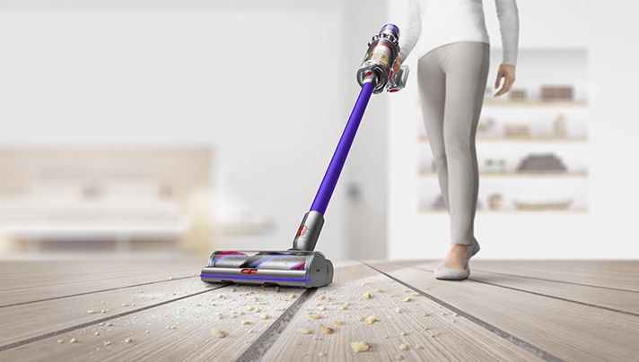 Contenitore dell'aspirapolvere senza filo Dyson V11 Advanced che usato su pavimenti duri