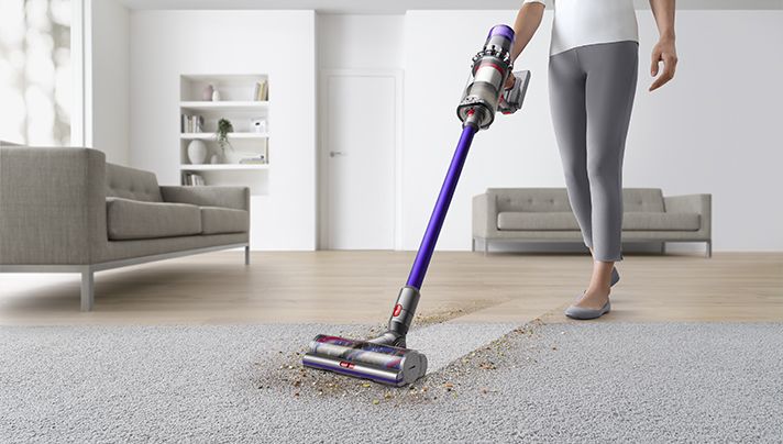 Aspirapolvere senza filo Dyson V11 Advanced che raccoglie lo sporco da un tappeto