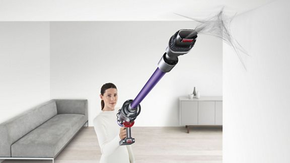 Ein Dyson V11™ Torque Drive Extra kabelloser Staubsauger entfernt Spinngewebe von einer schwierig zu erreichenden Stelle an der Decke