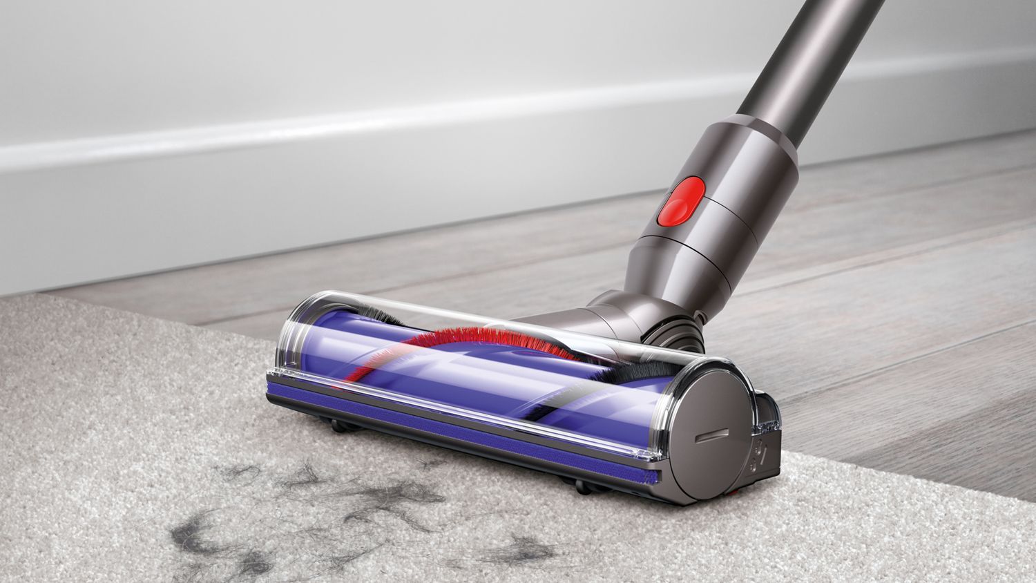 L’aspirateur sans fil Dyson V7 Animal Extra ramasse les débris présents sur un sol dur et de la moquette. 