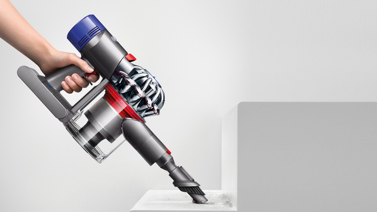Un aspirateur sans fil Dyson V7 Animal Extra utilisé en tant qu’aspirateur à main pour nettoyer une zone difficile à atteindre dans des escaliers.